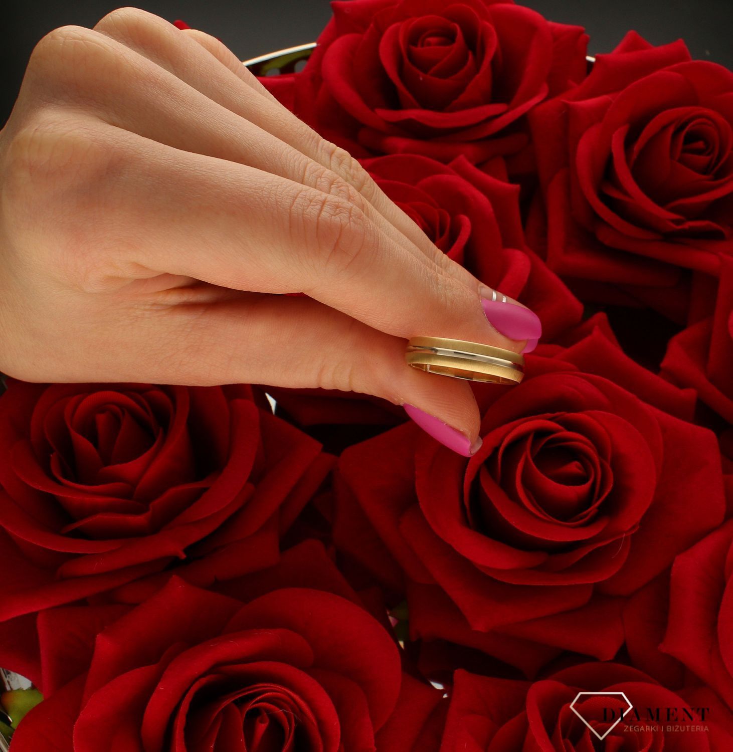 Złota obrączka ślubna półokrągła satynowa z paskiem z białego złota 585  5 mm.jpg